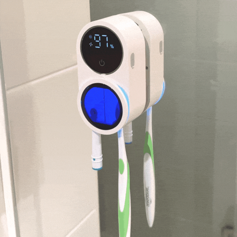 Une personne retire sa brosse à dents du dispositif SteriLush UV Brush Sanitiser Duo